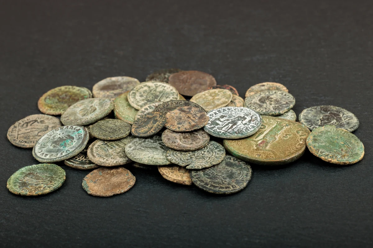 ​Niezwykłe odkrycie w północno-wschodniej Francji. Podczas wykopalisk w wiosce Senon archeolodzy natrafili na trzy starożytne dzbany, w których ukryto dziesiątki tysięcy rzymskich monet sprzed blisko 1800 lat. Znalezisko rzuca nowe światło na życie mieszkańców dawnej Galii i ich sposoby przechowywania majątku.