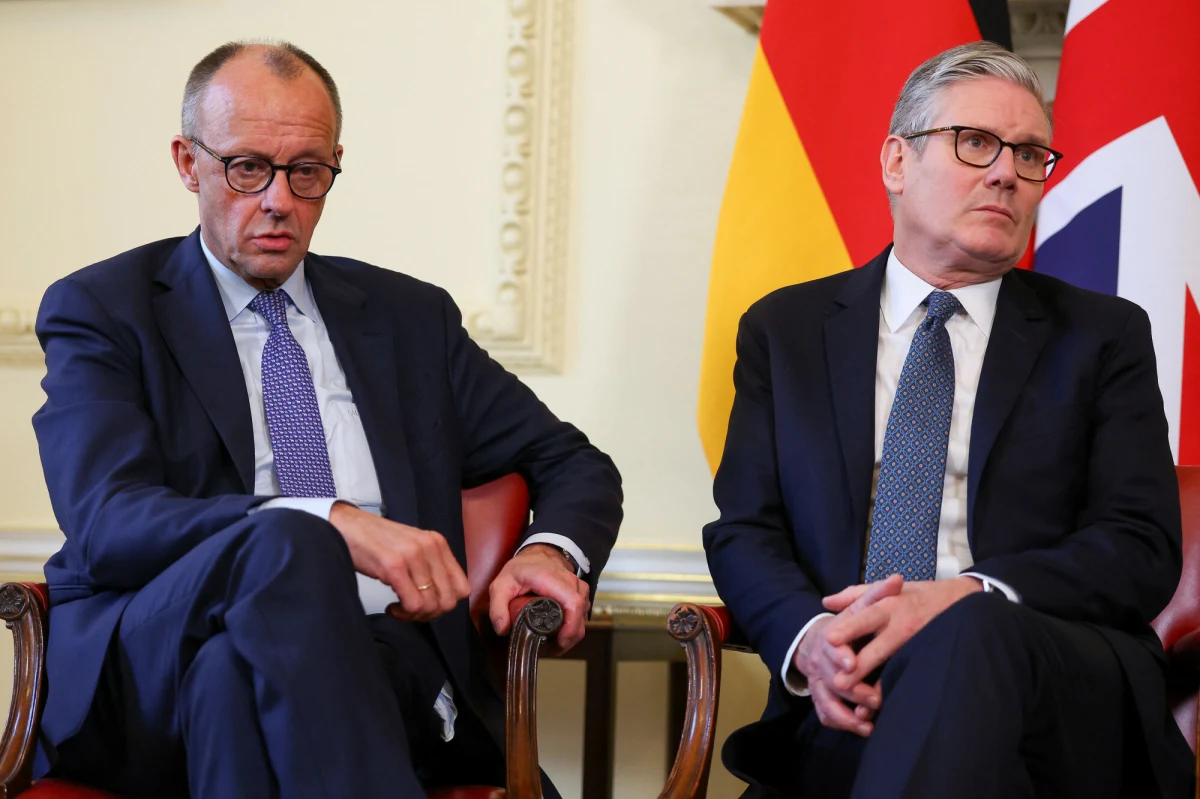 Nadszedł krytyczny moment i w związku z tym należy zwiększyć wsparcie dla Ukrainy - czytamy w oświadczeniu wydanym w poniedziałek przez biuro brytyjskiego premiera Keira Starmera po spotkaniu z Zełenskim, Macronem i Merzem. Komunikat Londynu wpisuje się w szerszy przekaz Europy, która krytycznie patrzy na uległe wobec Moskwy propozycje administracji Trumpa w kwestii zakończenia rosyjskiej inwazji.
