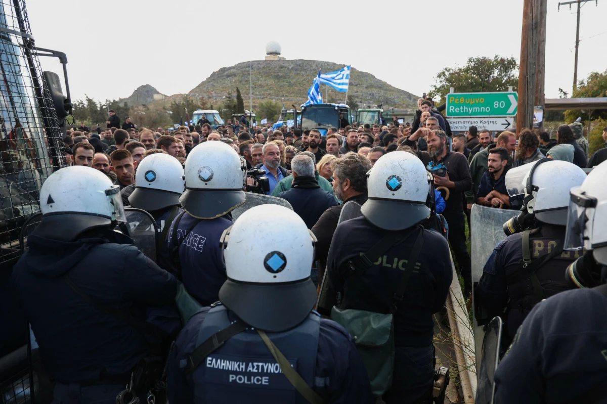 Ruch na lotnisku w Heraklionie na wyspie Kreta w Grecji był czasowo wstrzymany w poniedziałek w wyniku protestu rolników, którzy usiłowali wtargnąć na pas startowy i rzucali kamieniami w mundurowych - policja użyła przeciwko nim gazu łzawiącego. Przez kraj przetoczyła się fala demonstracji, podczas których m.in. zablokowano wiele dróg oraz zniszczono policyjne wozy. Poniedziałkowe protesty to pokłosie opóźnień w wypłatach dotacji Unii Europejskiej dla rolników.