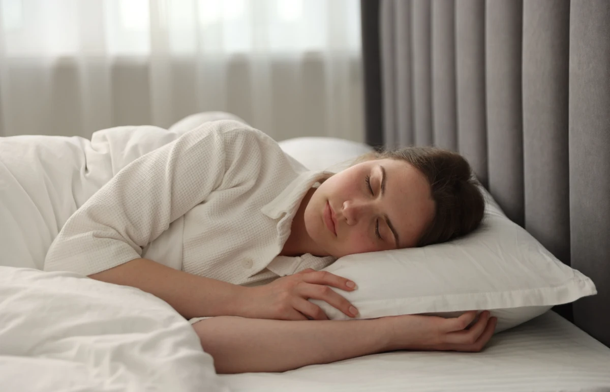 Sen to nie tylko czas odpoczynku, ale także fundament zdrowia serca i układu krążenia. Najnowsze badania oraz opinie ekspertów jednoznacznie wskazują, że zarówno niedobór, jak i nadmiar snu mogą prowadzić do poważnych konsekwencji zdrowotnych, w tym zwiększonego ryzyka zawału serca czy udaru mózgu. W profilaktyce chorób sercowo-naczyniowych sen powinien być traktowany równie poważnie jak dieta, aktywność fizyczna czy farmakoterapia.