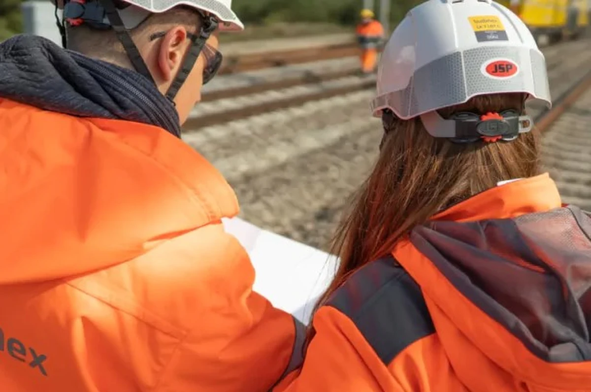 Budimex do końca 2026 roku planuje zatrudnić ponad 1000 nowych pracowników. Obecnie w tym gigancie branży budowlanej pracuje 7,6 tysiąca osób.