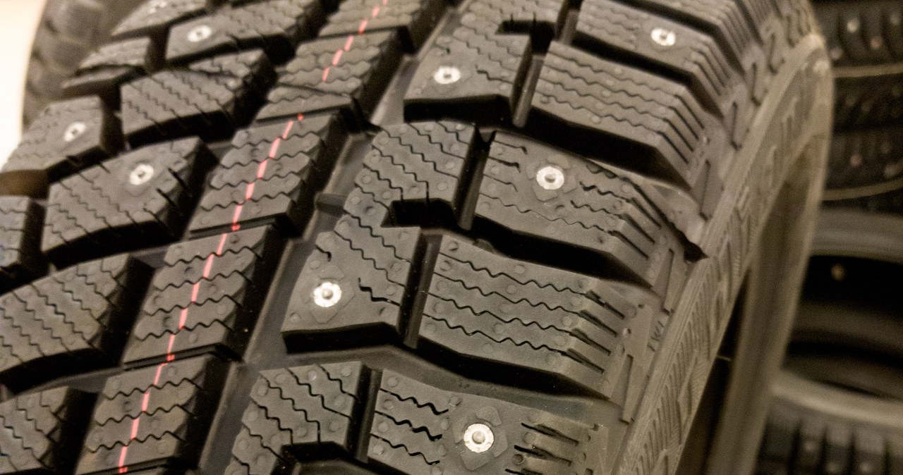 Chcą zakazać jednego rodzaju opon zimowych. Koszty napraw dróg są ogromne