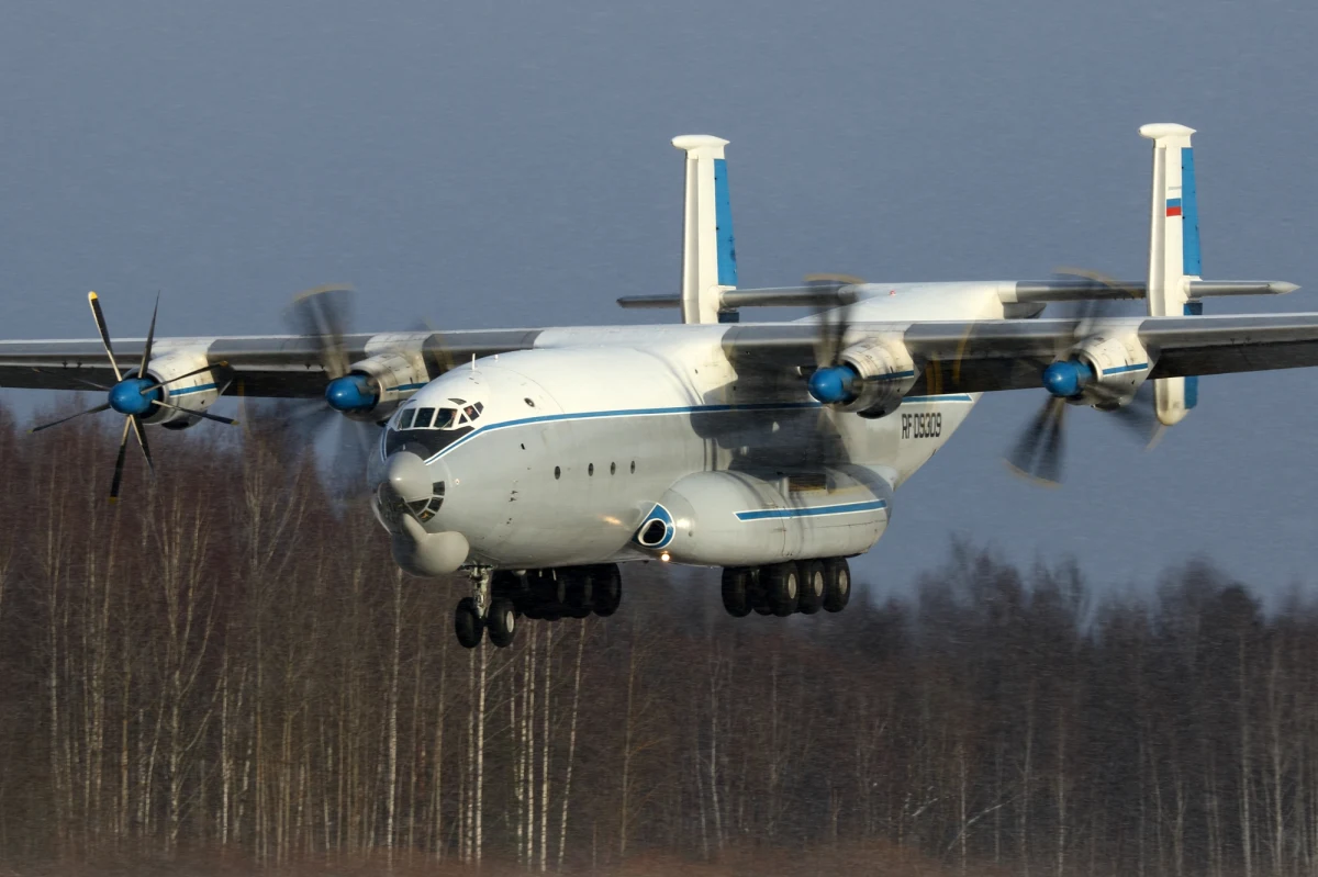 W położonym na zachodzie Rosji obwodzie iwanowskim doszło do katastrofy wojskowego samolotu transportowego An-22 "Antej". Na pokładzie było co najmniej siedem osób, z których - jak informują rosyjskie kanały na Telegramie - żadna nie przeżyła.