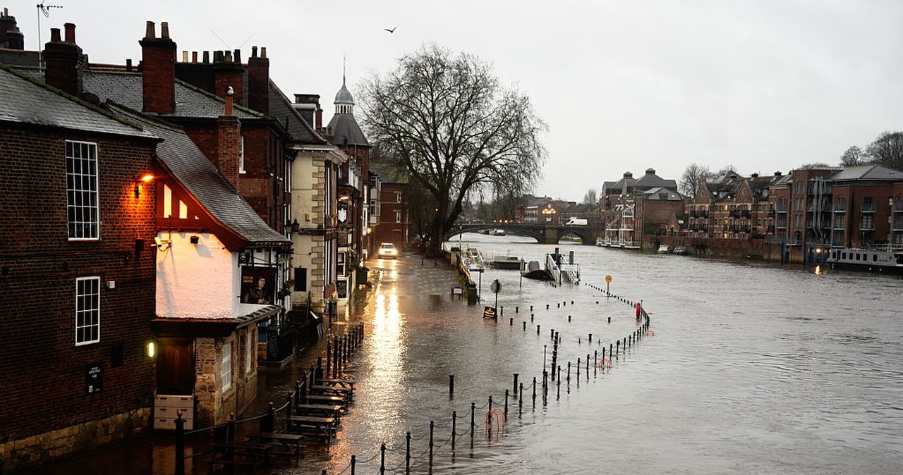 Burza Bram dotarła na Wyspy. Potężne utrudnienia w wielu miejscach