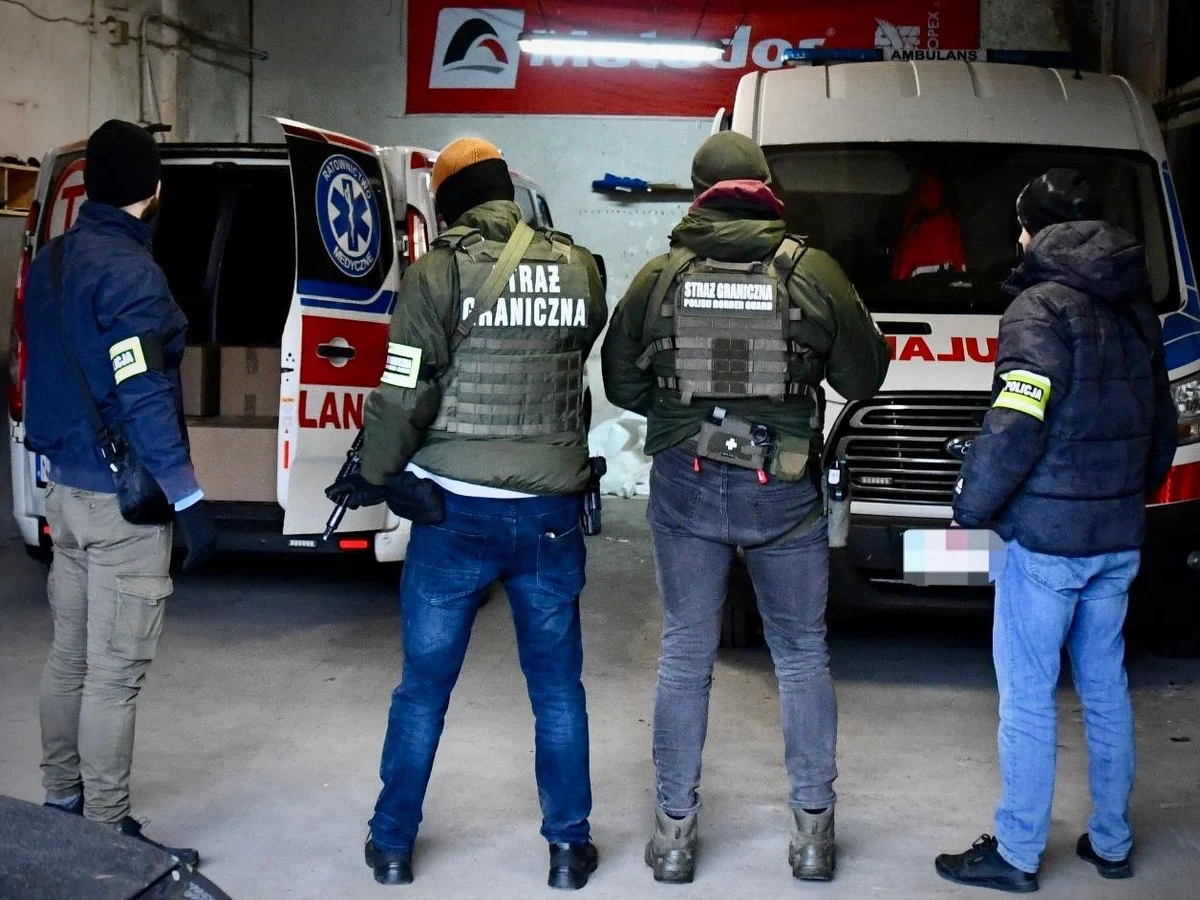 Ponad 105 tysięcy paczek papierosów bez polskich znaków akcyzowych przejęła straż graniczna w Reszlu (woj. warmińsko-mazurskie). Przemytnicy próbowali zmylić służby, przewożąc kontrabandę w samochodach, które wyglądały jak karetki pogotowia.