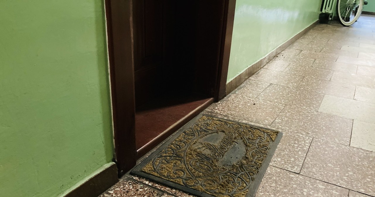 Kładziesz pod drzwiami i blokujesz dobrobyt. Ten błąd popełnia wielu