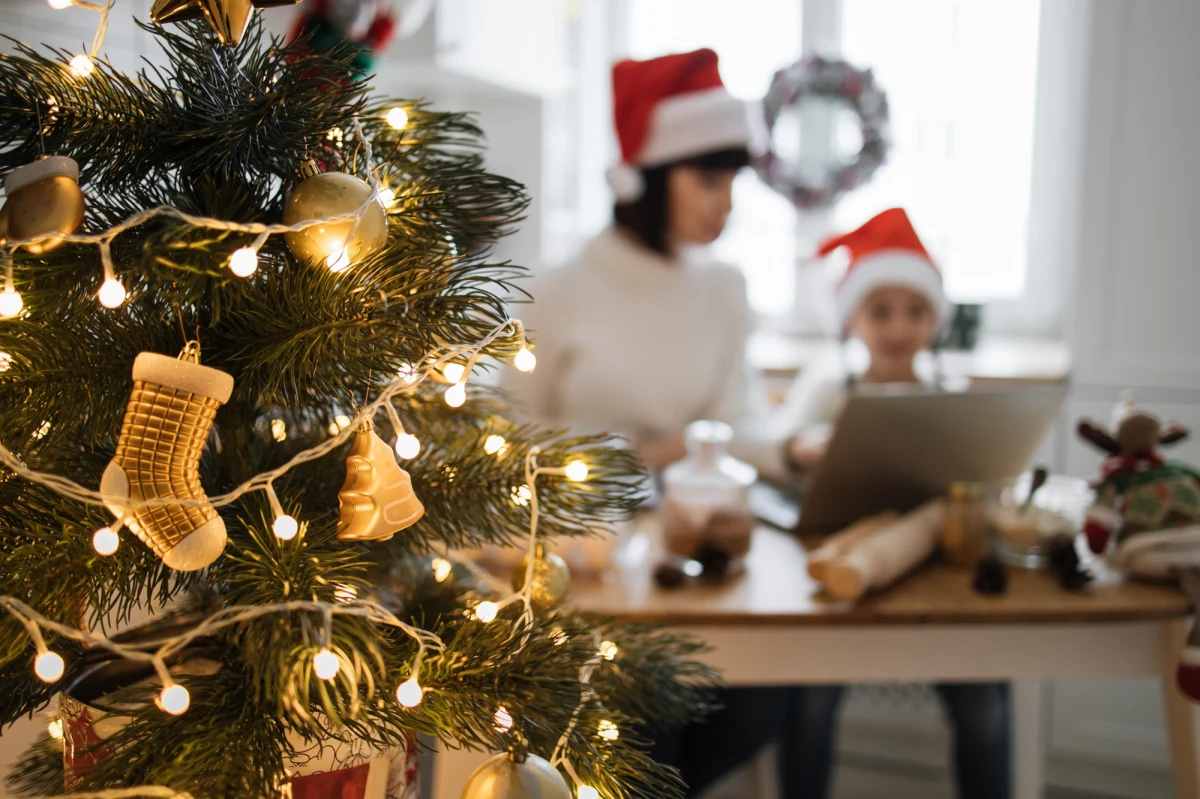 Wraz z początkiem adwentu w wielu domach pojawiają się świąteczne dekoracje. Eksperci ostrzegają jednak, że niektóre z nich, zwłaszcza lampki choinkowe, mogą negatywnie wpływać na jakość domowego Wi-Fi. Sprawdź, jak uniknąć problemów z połączeniem internetowym w okresie świątecznym.