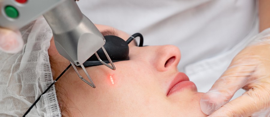 Nowoczesna technologia i szeroki wachlarz możliwości – laseroterapia może być wykorzystywana na wielu frontach pod warunkiem, że jesteśmy w rękach specjalisty. Korzystanie z niecertyfikowanego sprzętu, w niesprawdzonych gabinetach – grozi skutkami ubocznymi. Kto i kiedy może korzystać z mocy skoncentrowanej wiązki światła? O tym, z lekarzem medycyny estetycznej i ginekologiem Bartoszem Szlachcicem rozmawiała dziennikarka RMF FM Ewa Kwaśny.