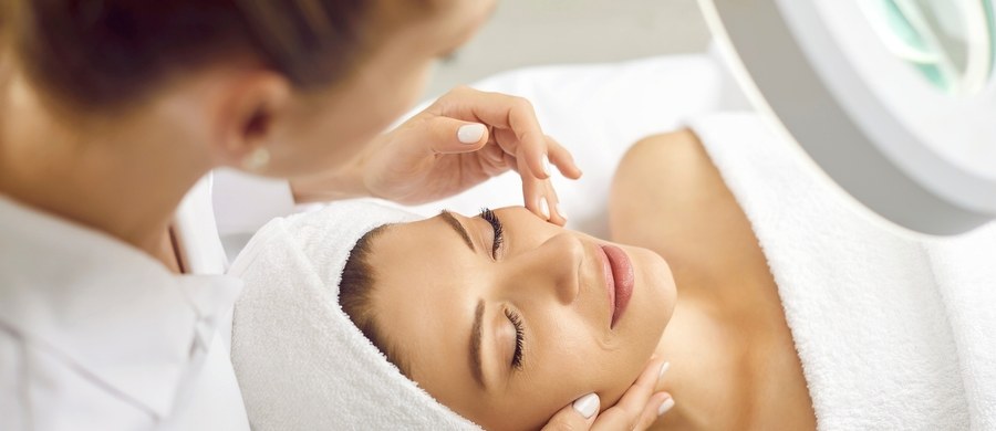 O skórę trzeba dbać przez cały rok, jednak grudzień ze Świętami Bożego Narodzenia i spotkaniami rodzinnymi oraz oczywiście Sylwestrem – to czas, kiedy chcemy wyglądać wyjątkowo. Co możemy zrobić? Nasza dziennikarka Ewa Kwaśny zapytała o to lek. Klaudię Zwiorek-Czech - specjalistę chirurgii ogólnej oraz medycyny estetycznej.