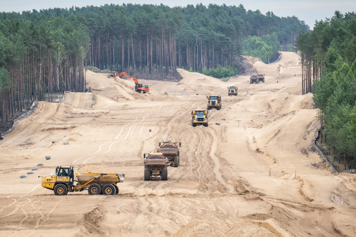 Generalna Dyrekcja Dróg Krajowych i Autostrad poinformowała o uzyskaniu decyzji ZRID (zezwolenie na realizację inwestycji drogowej) dla dwóch odcinków drogi ekspresowej S10 w województwie zachodniopomorskim. Chodzi o fragmenty Stargard – Suchań (13,8 km) oraz Suchań – Recz (19,6 km). Łącznie powstanie 33,5 km nowej trasy oraz trzy węzły drogowe. Wartość kontraktów przekracza 1,1 mld zł.