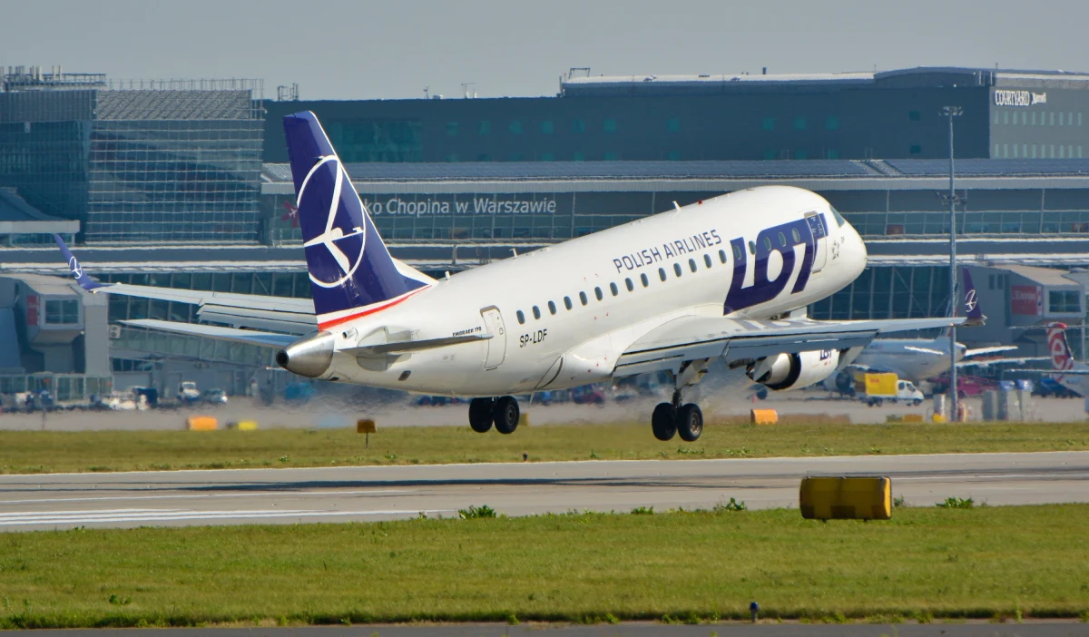 Decyzja lokalizacyjna dotycząca budowy Centralnego Portu Komunikacyjnego (CPK) uzyskała rygor natychmiastowej wykonalności. We wtorek poinformował o tym wojewoda mazowiecki Mariusz Frankowski. Oznacza to, że możliwe będzie szybkie rozpoczęcie formalności związanych z uzyskaniem pozwoleń na budowę oraz uruchomienie procesu odszkodowawczego dla właścicieli przejmowanych działek.