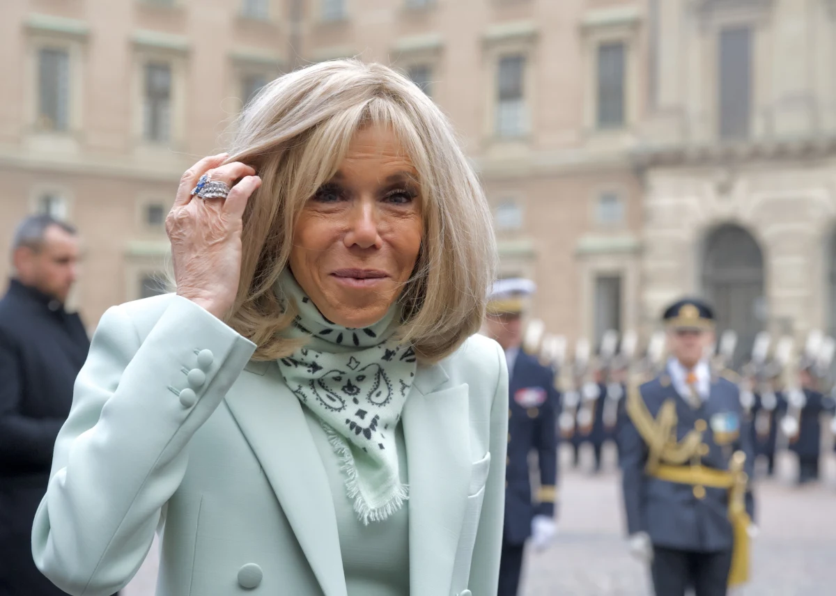 Brigitte Macron, żona prezydenta Francji Emmanuela Macrona, znalazła się w ogniu krytyki po tym, jak w zakulisowej wypowiedzi nazwała feministyczne aktywistki wulgarnym określeniem „głupie s…” (fr. sales connes). Słowa padły podczas rozmowy z komikiem Arym Abittanem, niegdyś oskarżanym o gwałt.