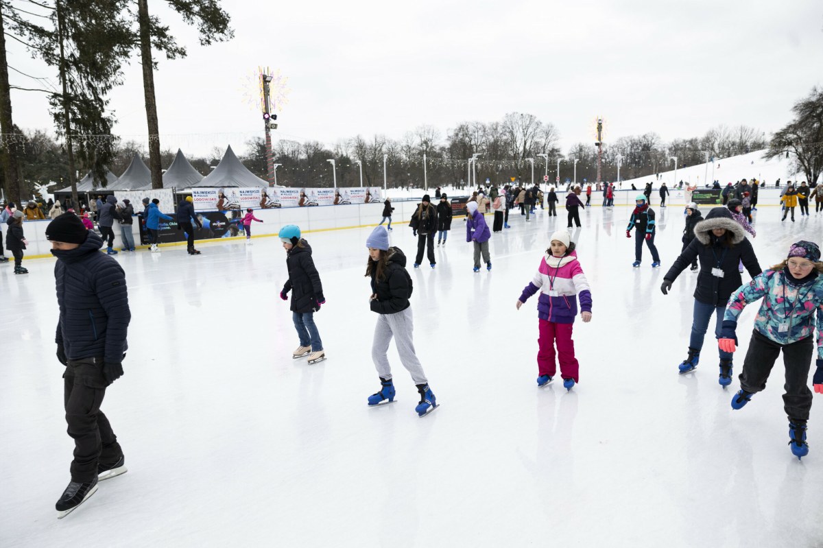Największe lodowisko pod gołym niebem w Polsce działa w Krakowie! Jakie ceny?