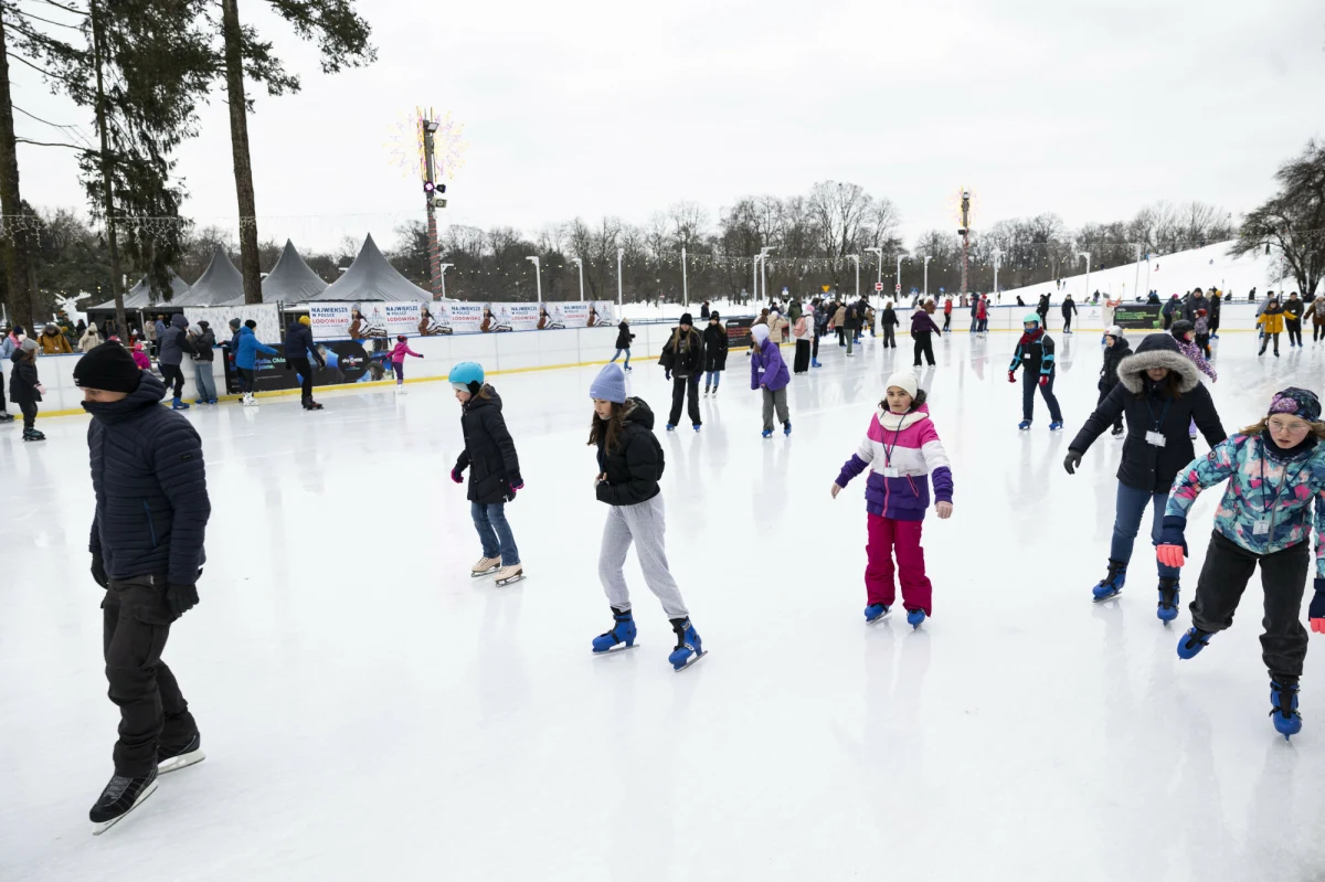 W Krakowie ruszył sezon na łyżwy! Największe w Polsce lodowisko pod gołym niebem przyciąga tłumy mieszkańców i turystów. Sprawdziliśmy, gdzie można pojeździć na łyżwach, jakie są ceny biletów, oraz jakie dodatkowe atrakcje czekają na miłośników zimowych sportów.