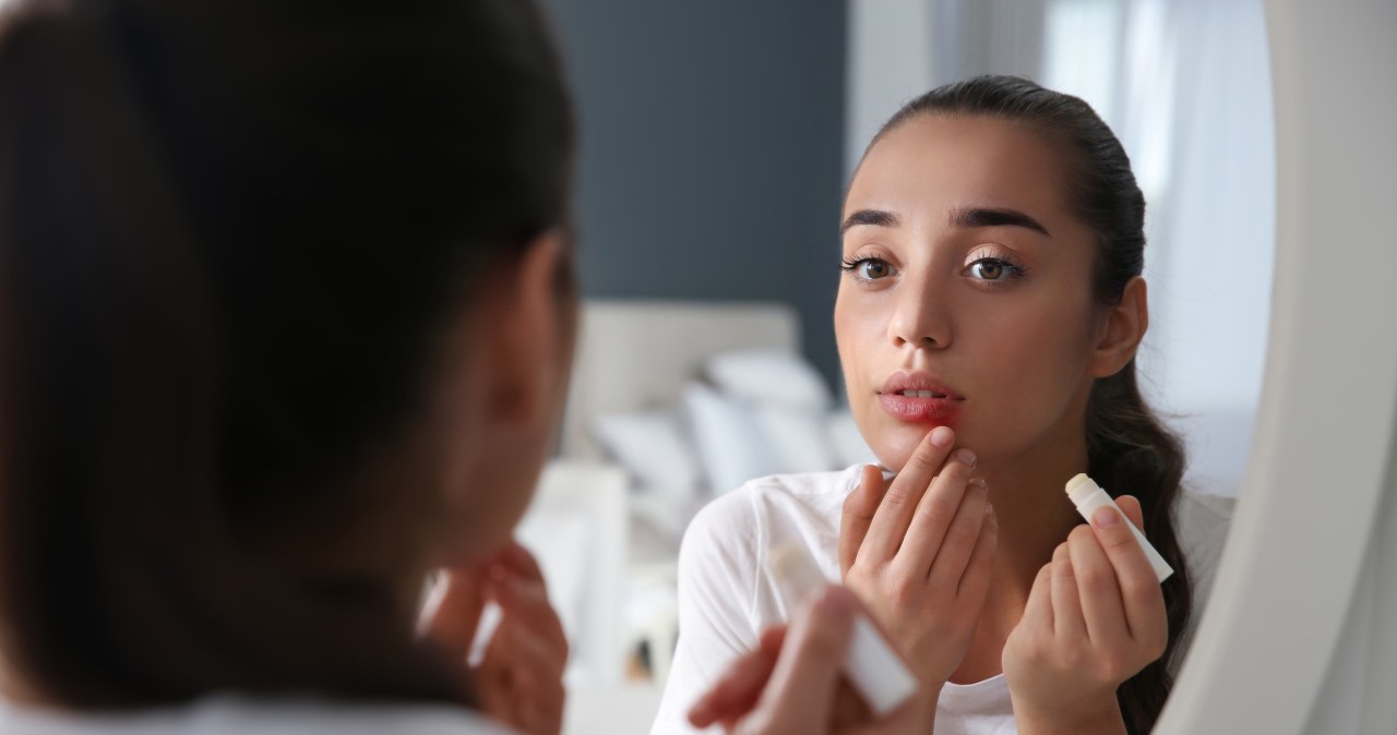 Zrobisz go w 20 minut. Naturalny balsam, który ratuje spierzchnięte usta