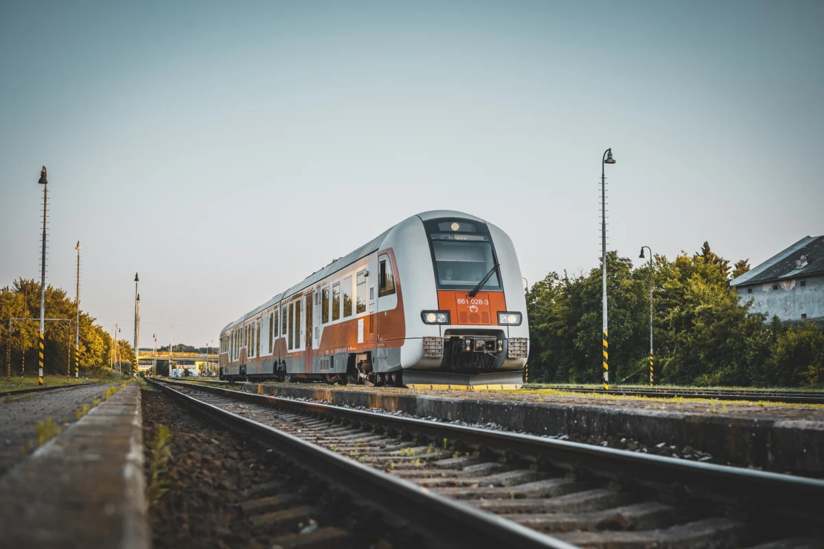 ​Do kolejny niebezpiecznego incydentu doszło na słowackiej kolei. Niedaleko Liptowskiego Gródka na jednym torze znalazły się dwa pociągi, pasażerski i towarowy - informuje reporter RMF FM Maciej Pałahicki. Tylko dzięki szybkiej reakcji maszynistów nie doszło do ich zderzenia czołowego. 