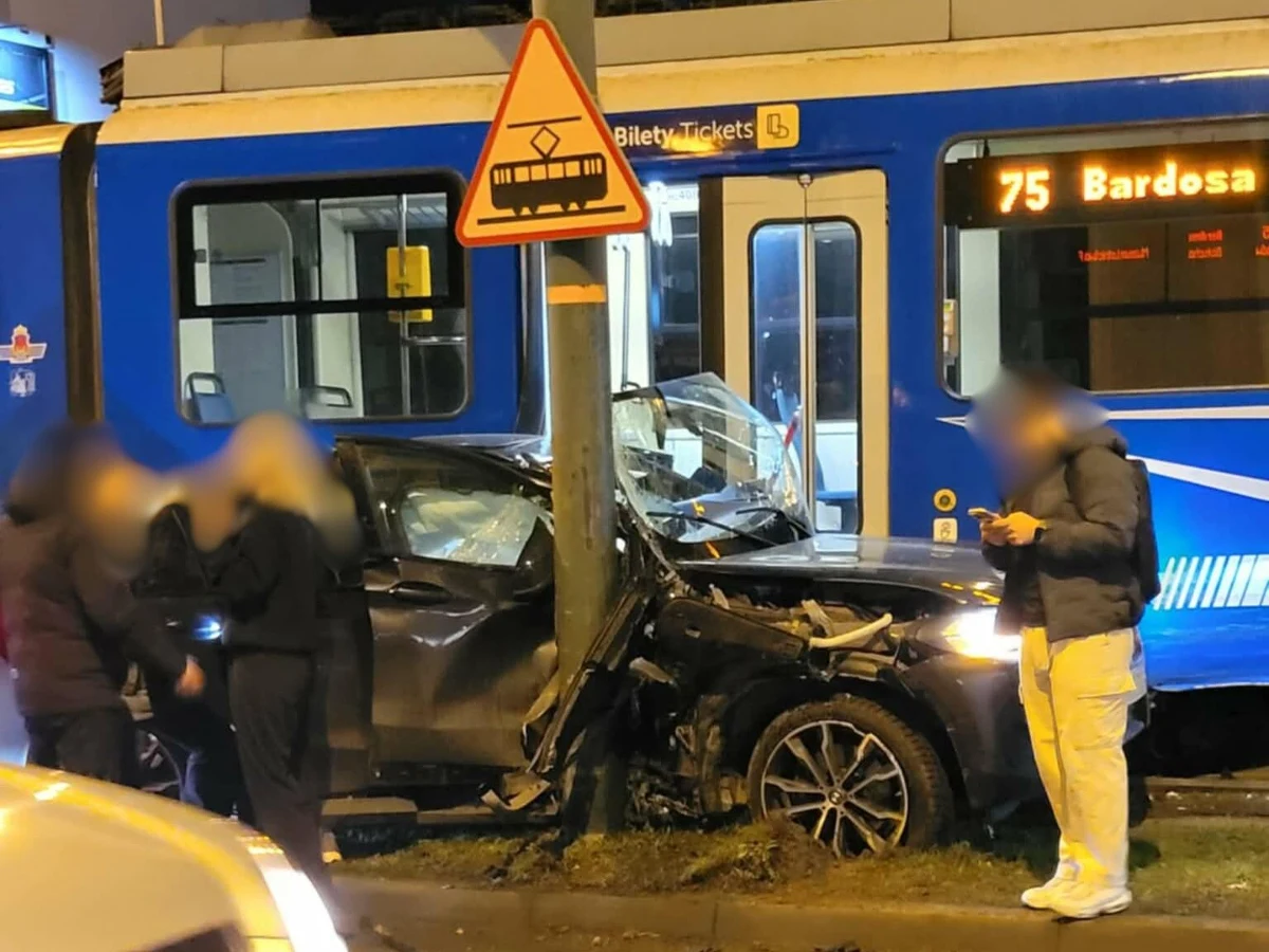 Poważne utrudnienia występują na ul. Mogilskiej w okolicy skrzyżowania z ul. Cystersów w Krakowie. Samochód osobowy zderzył się z tramwajem. W wyniku wypadku ranny został kierowca osobówki. 