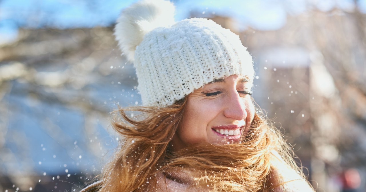 Niweluje problem puszących się włosów. Nałóż od razu po umyciu