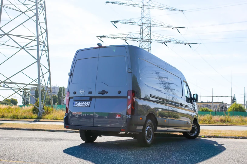 Nissan Interstar to konkurent ulubieńca Polaków. Przestronny i oszczędny