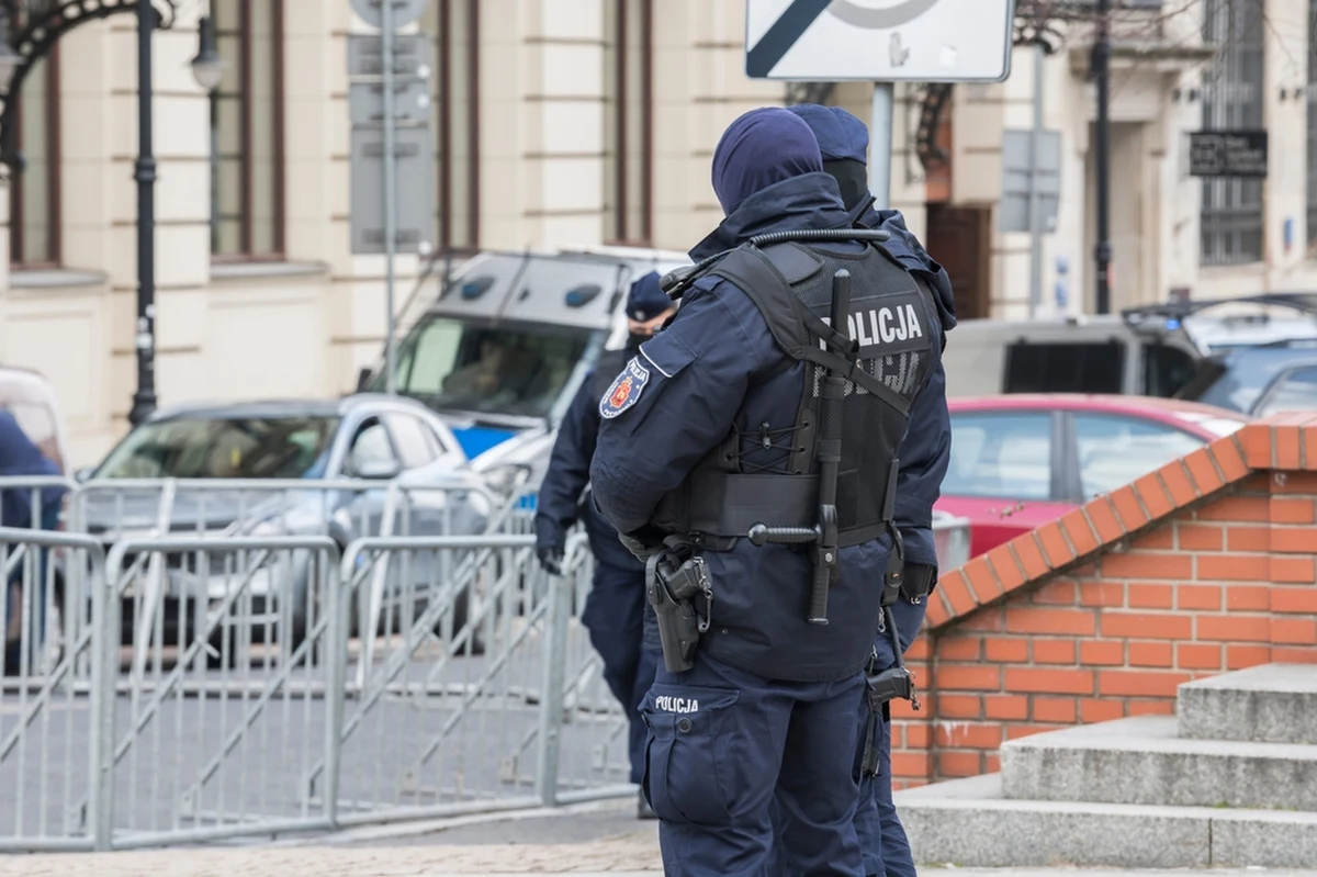 Funkcjonariusze Centralnego Biura Śledczego Policji w Piasecznie zatrzymali dziś w podwarszawskim Piasecznie mężczyznę, który miał należeć do zorganizowanej grupy przestępczej - dowiedział się reporter RMF FM.