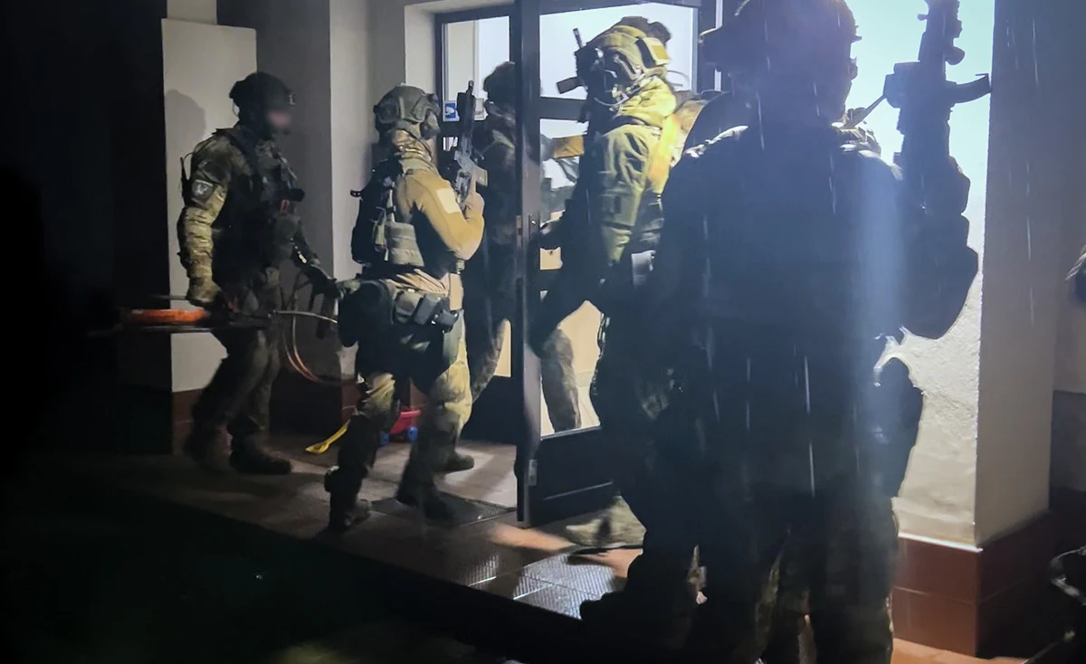 Funkcjonariusze CBŚP i SG przeprowadzili zakrojoną na szeroką skalę operację, która doprowadziła do rozbicia zorganizowanej grupy przestępczej zajmującej się nielegalnym legalizowaniem pobytu cudzoziemców na terenie Polski i Unii Europejskiej. Zatrzymano 24 osoby, w tym Polaka i Ukraińca, którzy kierowali gangiem.