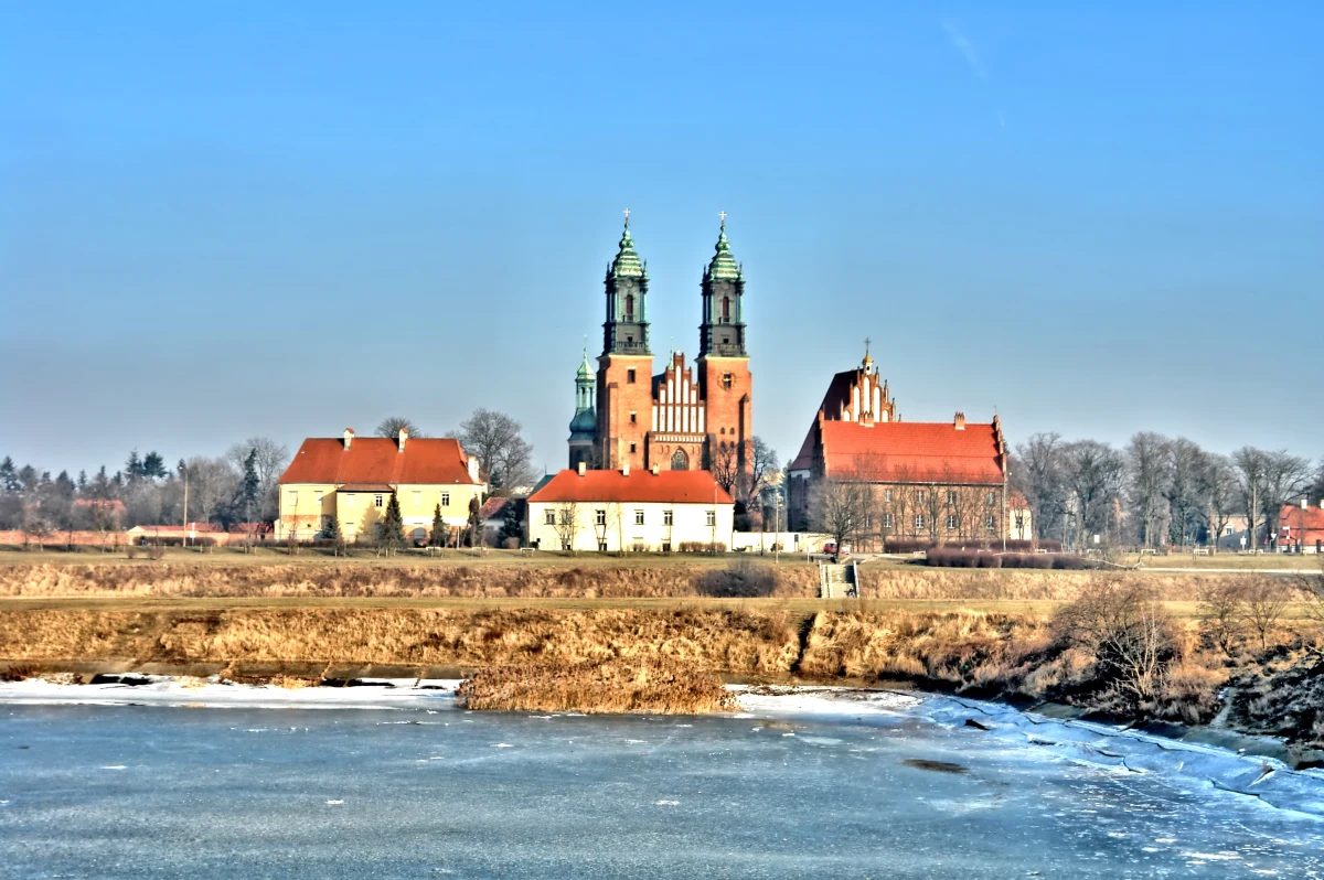 Na Ostrowie Tumskim w Poznaniu pojawiły się poważne spękania murów XVI-wiecznej kanonii Fundi Godziemba. Stowarzyszenie Historyków Sztuki alarmuje, że budynek jest zagrożony katastrofą budowlaną, a przyczyną mogą być prace związane z przebudową mostu Chrobrego. Sprawdzi to specjalna kontrola. W ramach inwestycji do 2028 roku mają powstać trzy nowe przeprawy – dwie drogowe i jedna tramwajowa.