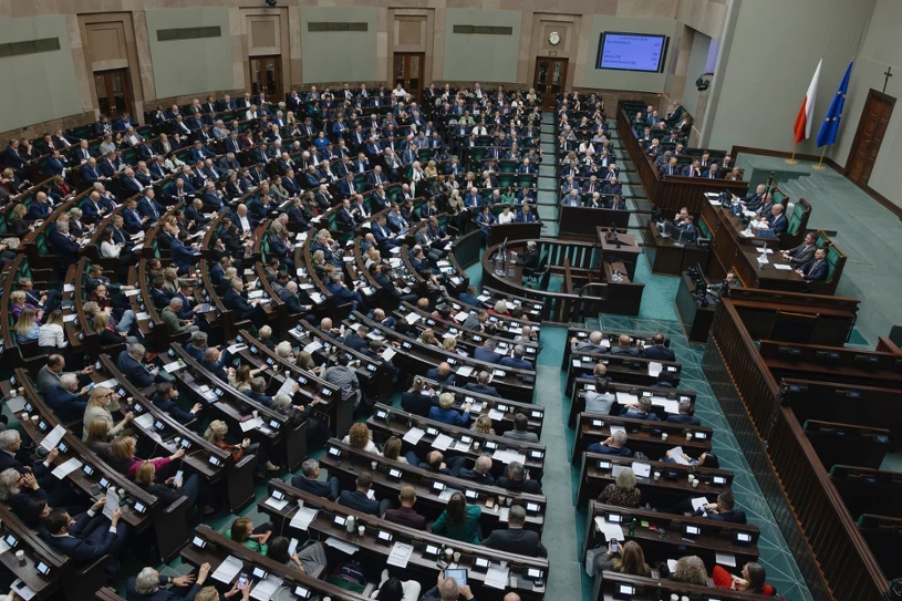 Przewaga KO nad PiS coraz większa. Koalicjanci mają powody do obaw