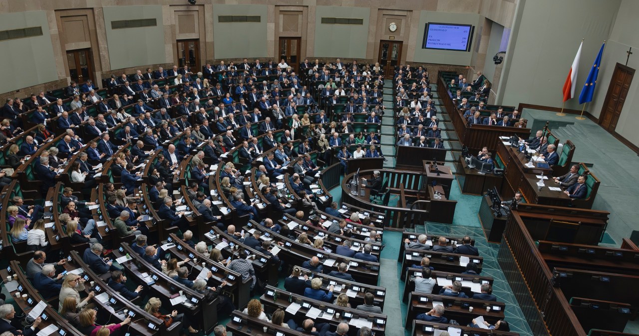 Przewaga KO nad PiS coraz większa. Koalicjanci mają powody do obaw