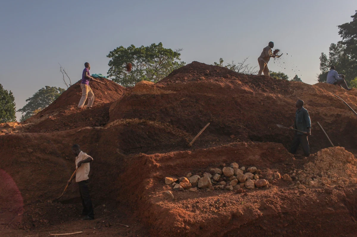 Górnicy pracujący przy przesiewaniu odpadów z kopalni złota Ndassima w Republice Środkowoafrykańskiej natrafili na przerażające znalezisko. W hałdach żwiru, wyrzuconych przez maszyny eksploatacyjne, odkryto kilkanaście ciał. Według lokalnych źródeł, za sprzęt odpowiadają rosyjscy najemnicy z tzw. Grupy Wagnera, którzy od kilku lat kontrolują ten teren.