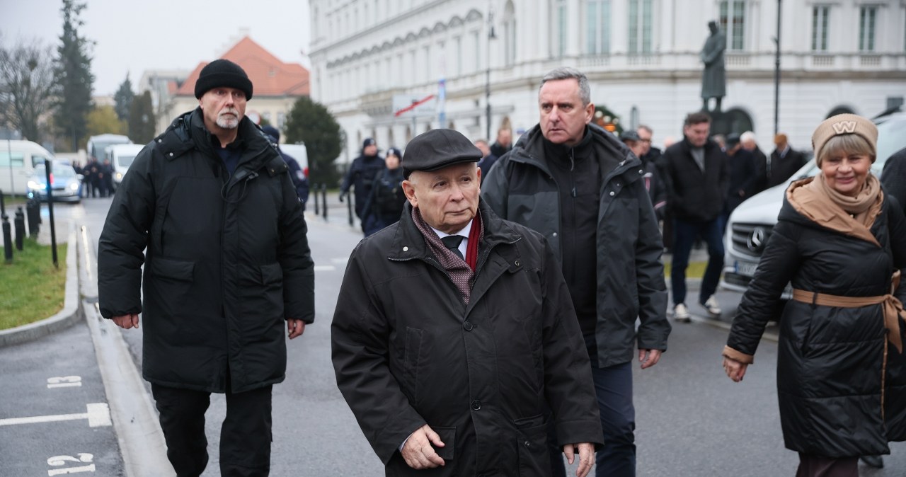 Krzyki na miesięcznicy. Kaczyński: Bezczelne, policja nie reaguje