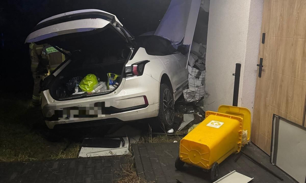 Pomyliła gaz z hamulcem i wjechała w dom w Lesznowoli