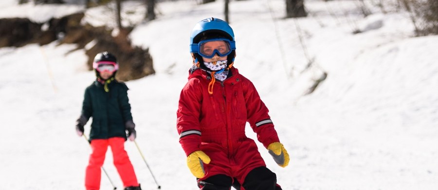 Ferie zimowe 2026 odbędą się w trzech turach - od 19 stycznia do 1 marca - podzielonych na różne województwa. Instytut Meteorologii i Gospodarki Wodnej opublikował długoterminową prognozę pogody. Wszystko wskazuje na to, że w ferie możemy liczyć na zimową aurę z intensywnymi opadami śniegu i silnym mrozem, zwłaszcza na Podlasiu, Mazurach i terenach podgórskich. Pokrywa śnieżna na południu i wschodzie kraju może przekroczyć 50 cm. Ferie zimowe zapowiadają się zatem świetnie dla miłośników zimowych sportów. Szczegóły poniżej.