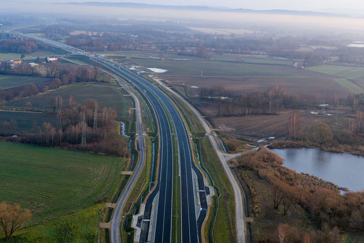 Od piątku, 12 grudnia, kierowcy mogą korzystać z kolejnego, 1,6-kilometrowego odcinka budowanej obwodnicy Oświęcimia. To trzeci fragment z planowanych dziewięciu kilometrów nowej trasy, która ma być gotowa w całości w 2026 roku. Najważniejszym elementem nowo otwartego fragmentu jest nowoczesny most na Sole.