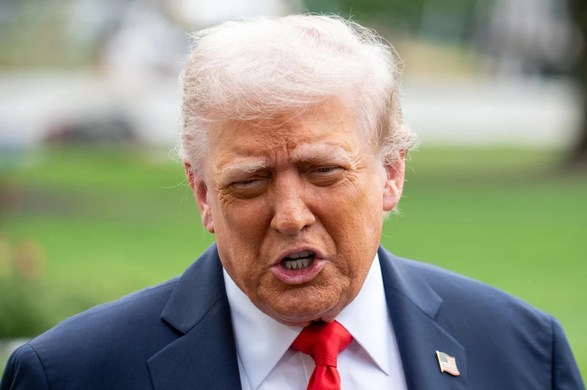 Administracja Donalda Trumpa planuje wprowadzić nowe zasady dla turystów chcących odwiedzić Stany Zjednoczone. Zgodnie z projektem każdy podróżny musiałby ujawnić historię swoich mediów społecznościowych z ostatnich pięciu lat. To element szerszej strategii mającej zaostrzyć kontrolę nad tym, kto może wjechać do USA.