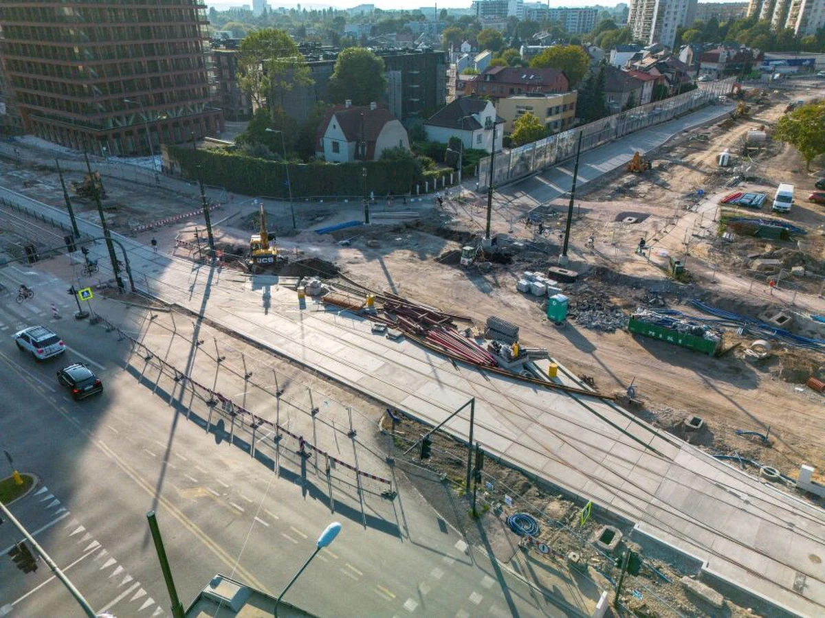 Od soboty, 13 grudnia, kierowcy w Krakowie mogą spodziewać się znaczącej poprawy w ruchu drogowym. O godzinie 6.00 rano ponownie otwarte zostaną obie jezdnie ul. Mogilskiej oraz al. Jana Pawła II, a także przystanki tramwajowe „TAURON Arena Kraków Wieczysta”. To kolejny krok w stronę pełnej przejezdności w rejonie budowy linii Krakowskiego Szybkiego Tramwaju do Mistrzejowic.