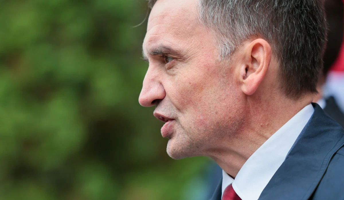 Prokuratura poprawiła błędy w swoim wniosku o przymusową hipotekę domu Zbigniewa Ziobry i ponownie składa go w sądzie. Dziennikarz RMF FM Tomasz Skory ujawnił dziś, że sąd oddalił wniosek Prokuratury Krajowej o zabezpieczenie nieruchomości byłego ministra sprawiedliwości.