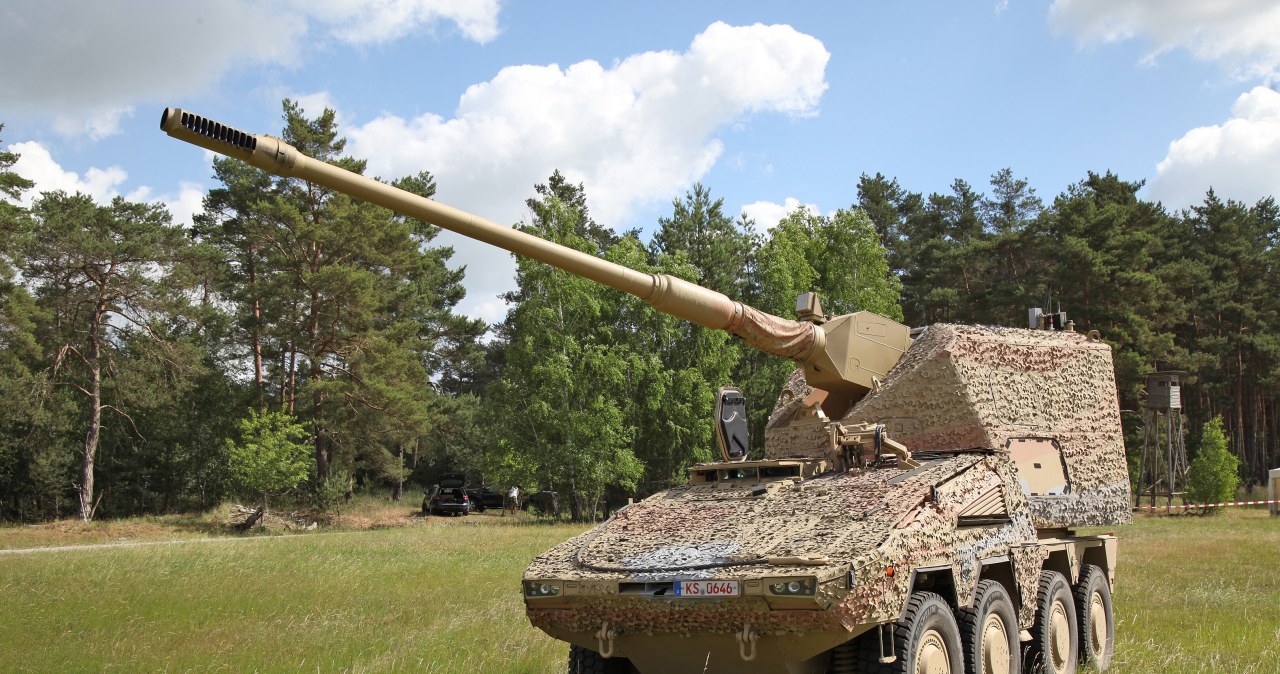 Niemcy chcą największej armii w Europie. Mogą kupić ponad 200 armat RCH 155