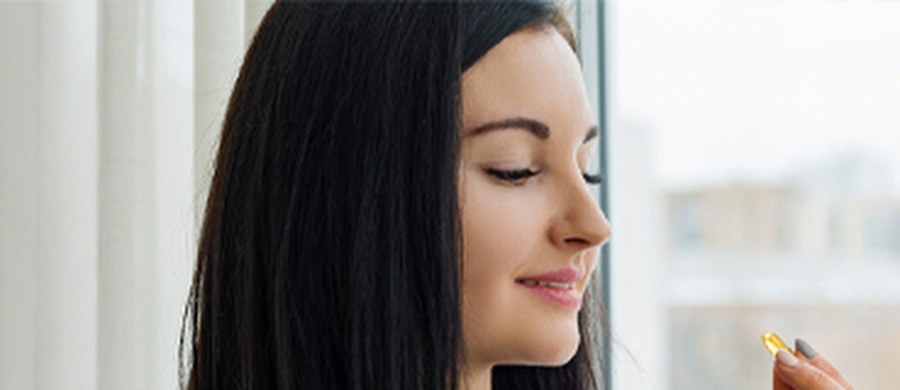 Wiele osób marzy o lśniących włosach, zdrowej cerze i mocnych paznokciach - i nic w tym dziwnego. To elementy wyglądu, które szybko zdradzają stan zdrowia i styl życia, a także przyczyniają się do budowy naszego wizerunku. Na rynku znajdziemy obecnie tysiące preparatów przeznaczonych do wsparcia kondycji skóry, włosów i paznokci, natomiast nie wszystkie działają równie skutecznie. Jak więc podjąć trafną decyzję o zakupie konkretnego suplementu? W artykule wyjaśniamy, jakie przyczyny mogą stać za zwiększonym wypadaniem włosów, pogorszeniem stanu cery czy łamliwością paznokci, a także które składniki ogólnodostępnych preparatów faktycznie mają szansę zadziałać i przynieść pożądane efekty.