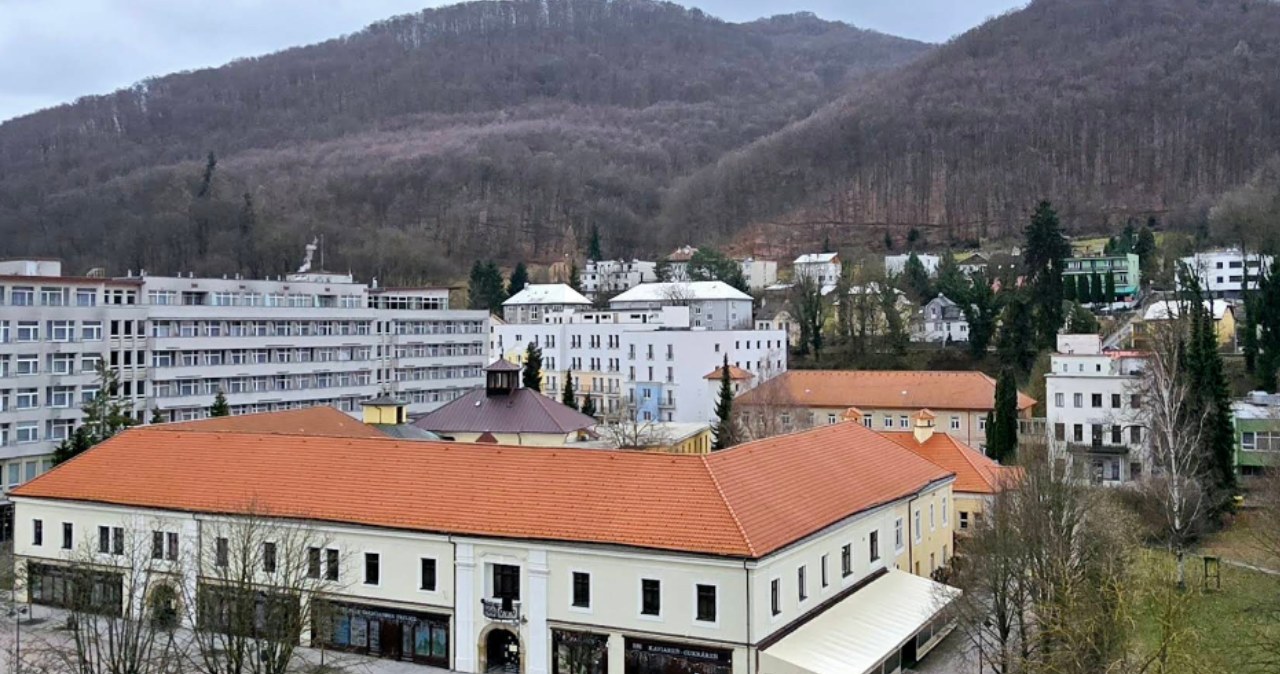 Do tego uzdrowiska warto wybrać się zimą. Termy siarczkowe, góry i SPA