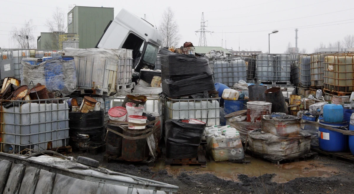 Ponad 3 tysiące ton szczególnie niebezpiecznych odpadów zostało usuniętych z terenu dawnej firmy Eko-Szop w Katowicach-Szopienicach. Prace trwały od ubiegłego roku do listopada i kosztowały 10,7 mln zł, finansowanych z rezerwy wojewody i budżetu państwa. Jak podkreślił wojewoda śląski Marek Wójcik, teren został całkowicie zabezpieczony.