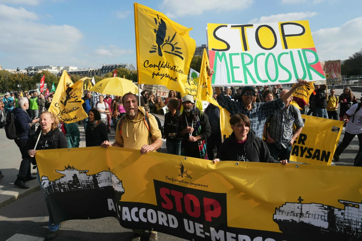 Umowa Mercosur ze wzmocnionymi klauzulami chroniącymi unijnych rolników zostanie przyjęta w przyszłym tygodniu? Jest to możliwe. Jak ustaliła nasza dziennikarka, w Brukseli jest już wstępny kalendarz, chociaż sprawa umowy budzi tyle emocji, że na różnych etapach mogą pojawić się jeszcze jakieś problemy. Komisja Europejska wciąż podtrzymuje, że szefowa KE Ursula von der Leyen chce 20 grudnia polecieć na szczyt do Brazylii z krajami Mercosur, z przyjętą już umową przez kraje Unii Europejskiej. 