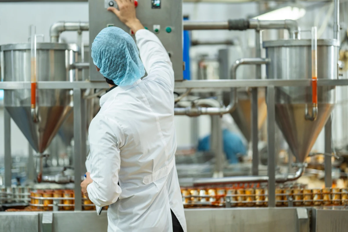 W Łęczycy w województwie łódzkim Develey Polska - działające na naszym rynku już od 30 lat - otworzyło nowy zakład. Pracę znalazło tam już 80 osób, a firma planuje jeszcze zwiększyć zatrudnienie. Fabryka, która - jak informuje Portal spożywczy - ma 20 000 metrów kwadratowych i pojemność na 25 tys. palet, w ciągu roku przeszła modernizację.