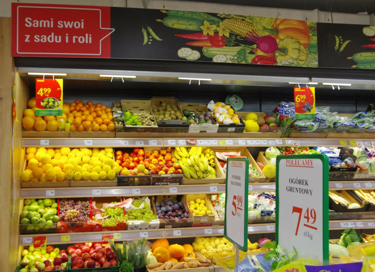 Nawet 150 sklepów Delikatesy Centrum zniknie z rynku, a około 3000 pracowników straci pracę. To efekt zmian w Grupie Eurocash, która ogłosiła strategię na lata 2026-27. Cel? Skupić się na działalności franczyzowej.