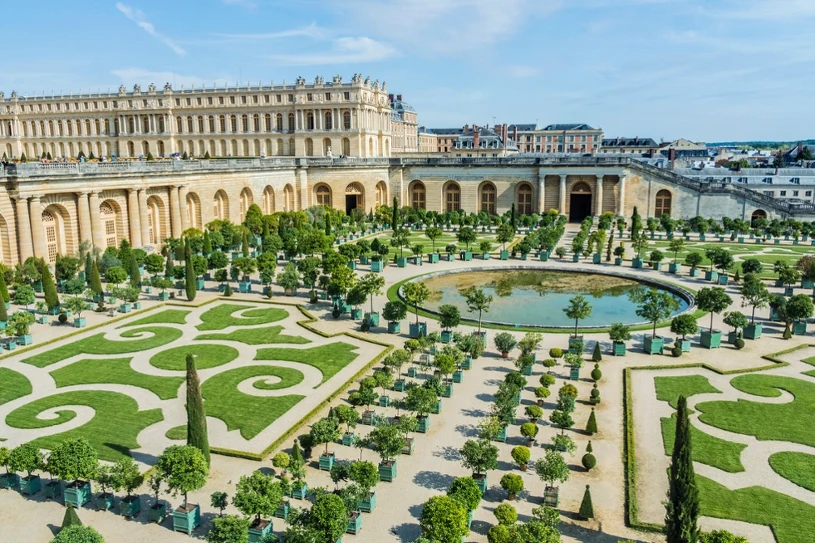 Kupiła bilety na bal maskowy w Wersalu. Cena przyprawia o zawrót głowy