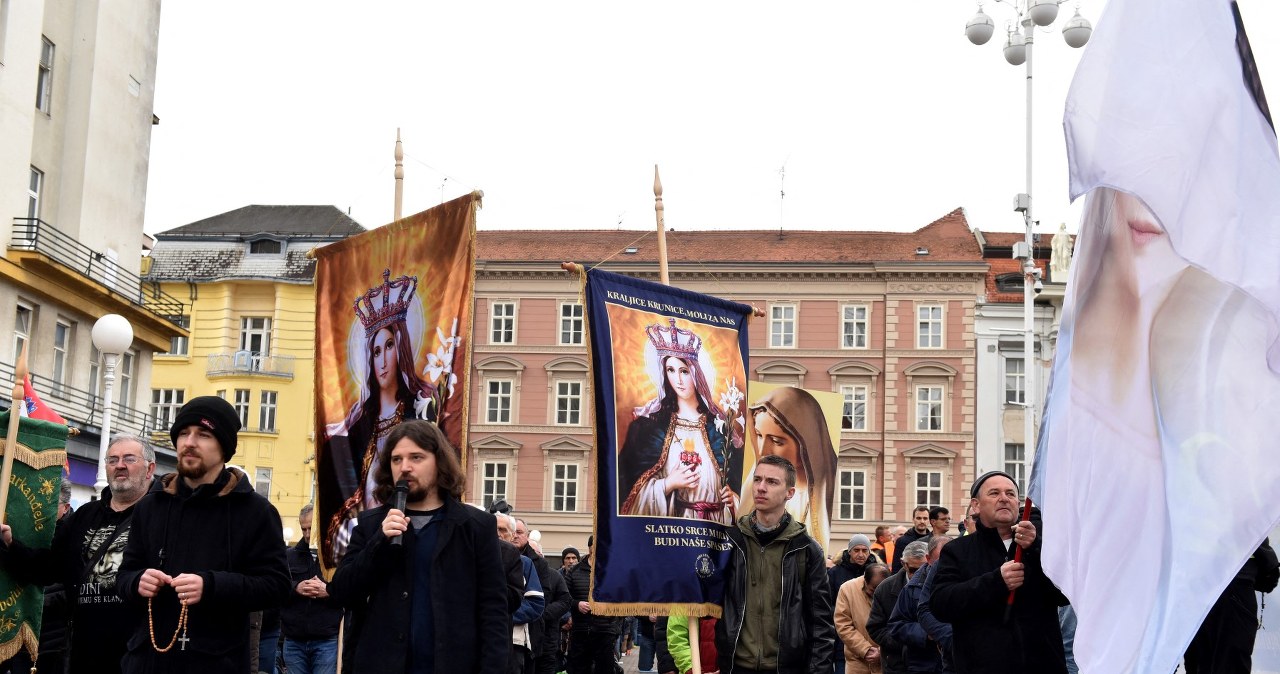 Promują patriarchat, modlą się na ulicach. Wielki spór w bałkańskim kraju