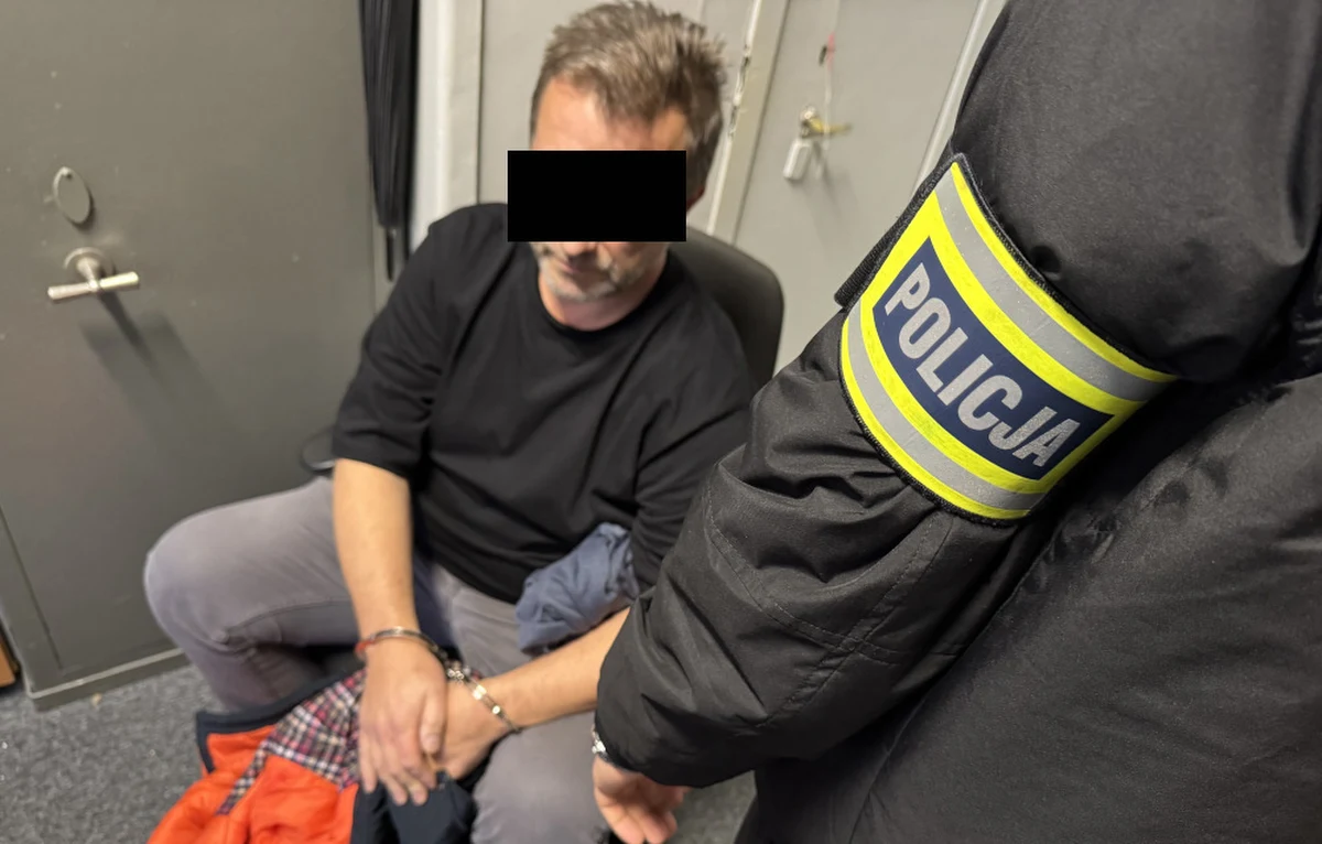 Do 5 lat więzienia grozi 49-letniemu zatrzymanemu informatykowi z Warszawy, o czym poinformowały w środę służby. Mężczyzna posiadał na swoich urządzeniach treści przedstawiające seksualne wykorzystywanie nieletnich. Było to nie mniej niż 40 tys. plików z dziecięcą pornografią. 49-latek jest szesnastą osobą, którą stołeczni kryminalni wytropili i zatrzymali w ostatnich miesiącach za podobne przestępstwa.