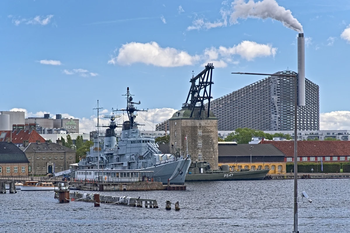 Duńska Służba Wywiadu Wojskowego (FE) po raz pierwszy w historii uznała Stany Zjednoczone za czynnik mogący negatywnie wpływać na bezpieczeństwo kraju. W opublikowanym raporcie podkreślono rosnącą niepewność co do roli USA jako gwaranta bezpieczeństwa Europy oraz narastającą rywalizację mocarstw w Arktyce.