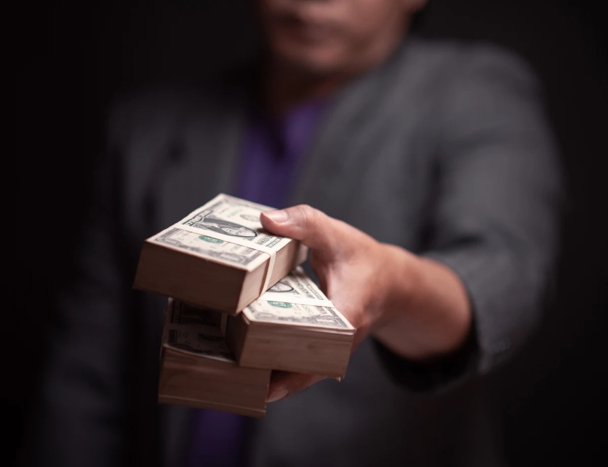 ​Ekstradycja ukraińskiego oligarchy Dmytro Firtasza do USA decyzją sądu apelacyjnego w Wiedniu nie dojdzie do skutku. Oligarcha w Stanach Zjednoczonych został uznany winnym łapówkarstwa. Wiedeński sądu podkreślił, że decyzja o zablokowaniu ekstradycji oligarchy jest ostateczna i nie podlega apelacji.