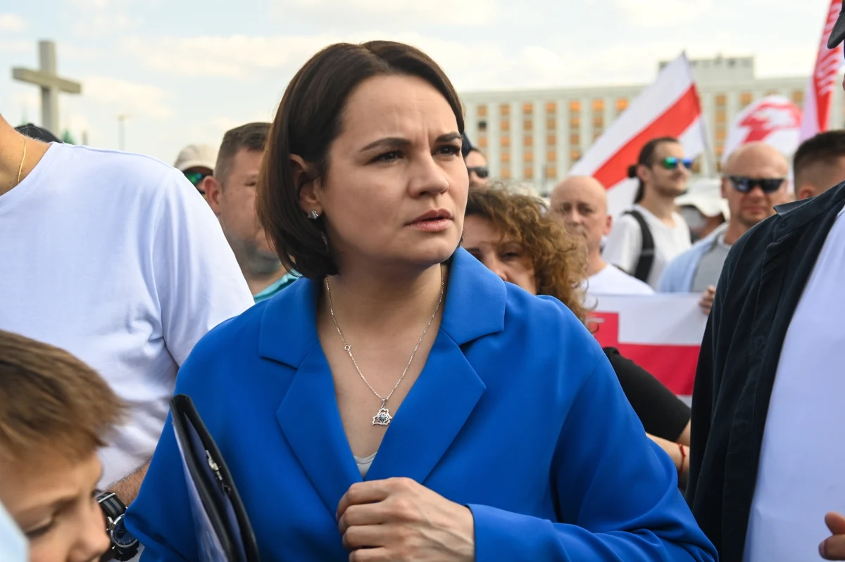 ​Według informacji Radia Swaboda, które powołuje się na swoje źródła, liderka białoruskiej opozycji i bezpośrednia rywalka dyktatora Alaksandra Łukaszenki w wyborach prezydenckich w 2020 roku, Swiatłana Cichanouska wraz z częścią swojego biura przeniesie się z Wilna do Warszawy. "Według naszej informacji data przenosin i to, kto z ekipy może pojechać za Cichanouską do Warszawy, są na razie otwarte" - napisało Radio Swaboda.