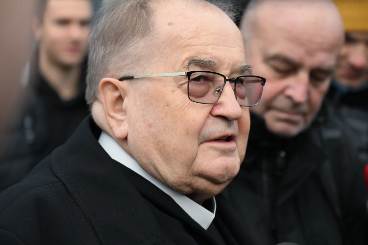 ​Ojciec Tadeusz Rydzyk został przesłuchany w Prokuraturze Regionalnej w Rzeszowie jako świadek w śledztwie dotyczącym finansowania budowy Muzeum "Pamięć i Tożsamość" im. św. Jana Pawła II. Sprawa dotyczy umów zawartych pomiędzy Fundacją "Lux Veritatis" a Ministerstwem Kultury i Dziedzictwa Narodowego, na mocy których przekazano prawie 219 mln zł dotacji. "142 podmioty są współprowadzone z ministerstwem kultury, a tylko (...) nas się czepiają i kłamią - stwierdził redemptorysta po przesłuchaniu.